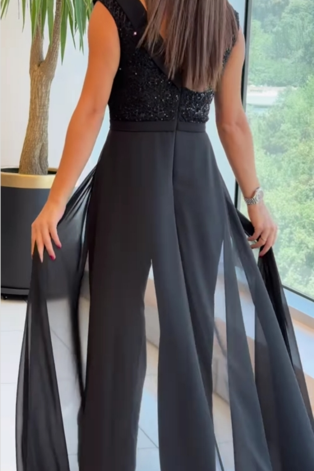 Jumpsuit aus Tüll mit strukturiertem Einsatz und Rundhalsausschnitt 1