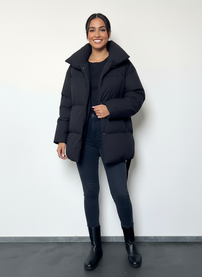 Schwarze kurze Steppjacke mit Taillengürtel – Zeitloses Design