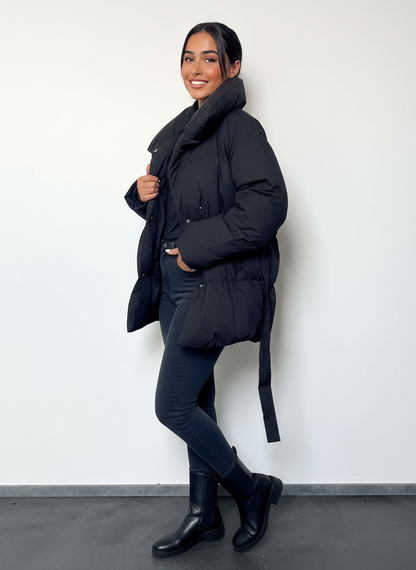 Schwarze kurze Steppjacke mit Taillengürtel – Zeitloses Design