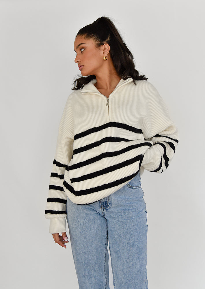 Gestreifter Strickpullover mit halbem Reißverschluss 0