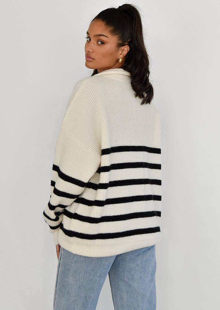 Gestreifter Strickpullover mit halbem Reißverschluss 2
