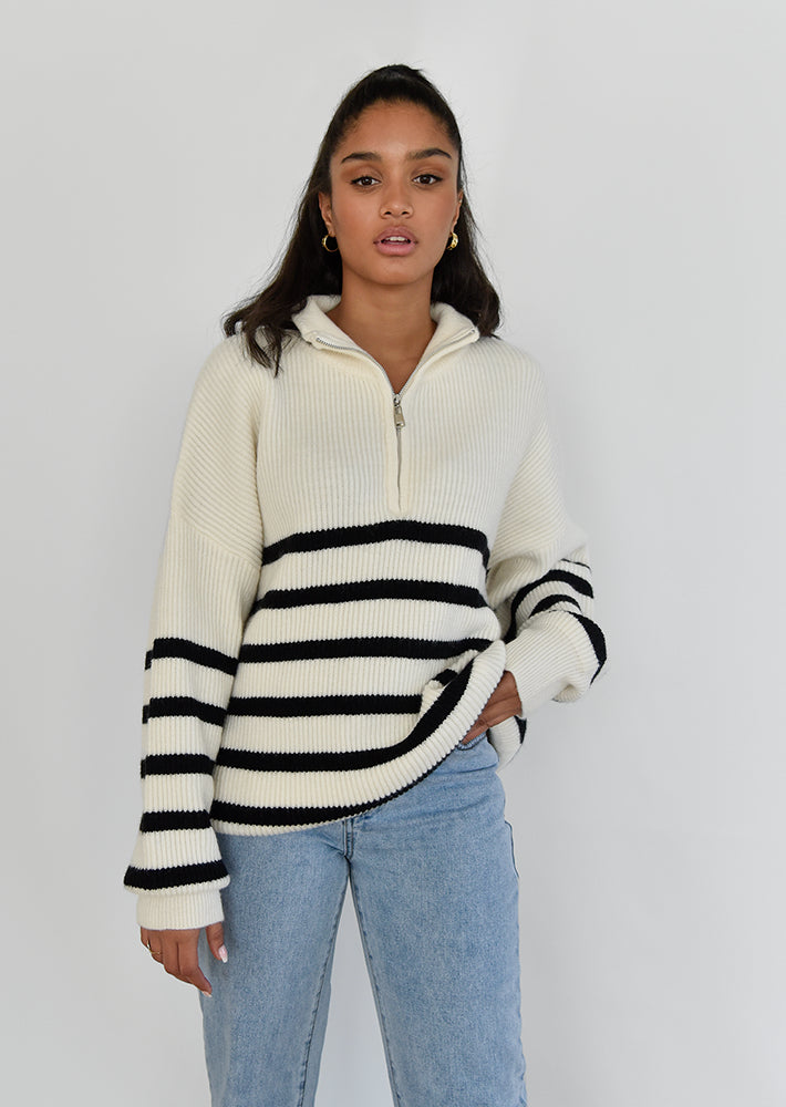 Gestreifter Strickpullover mit halbem Reißverschluss 3