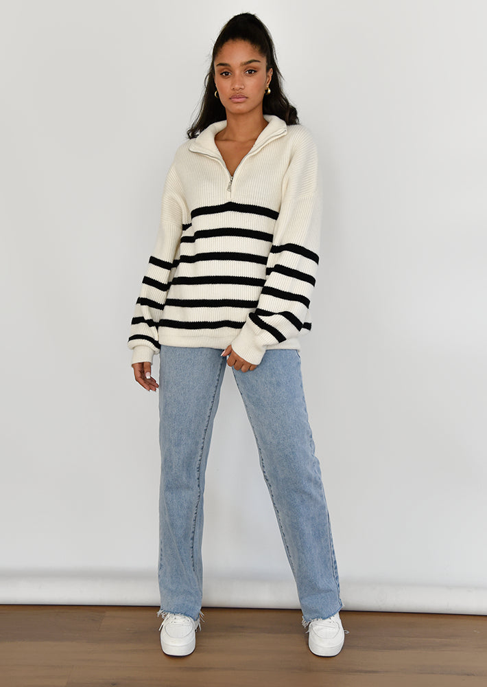 Gestreifter Strickpullover mit halbem Reißverschluss 4
