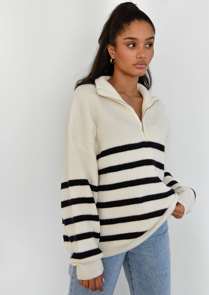 Gestreifter Strickpullover mit halbem Reißverschluss 5