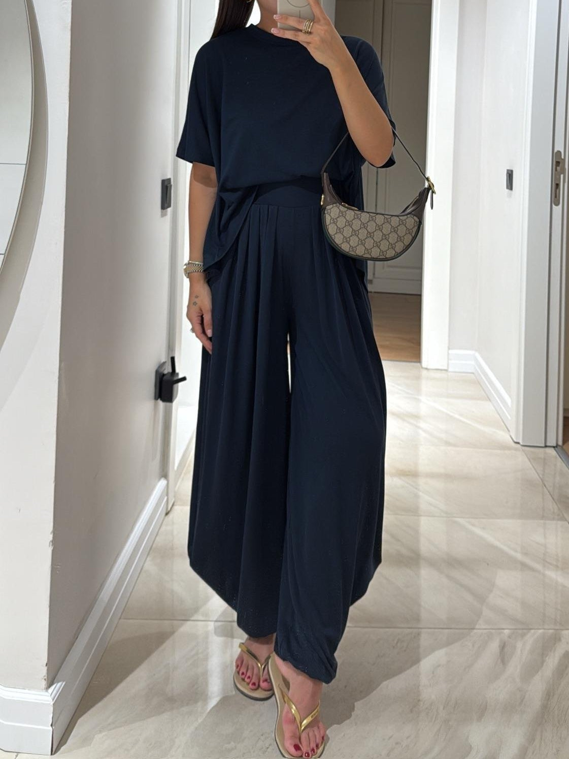 Hellgraues Freizeit-Set aus Oberteil und Hose mit weitem Bein 1