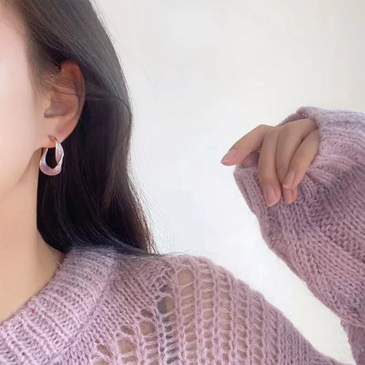 Lavender Curve Ohrringe mit Lavendel Effekt - Elegante geschwungene Ohrringe für Damen Sanfter Lila-Glanz