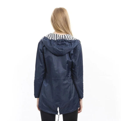 Wasserdichter Mantel mit Kapuze 7